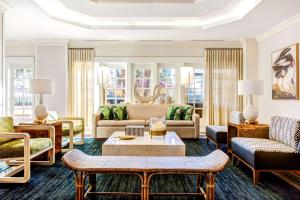 Posezení v ubytování Embassy Suites by Hilton Deerfield Beach Resort & Spa