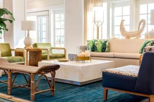 Posezení v ubytování Embassy Suites by Hilton Deerfield Beach Resort & Spa