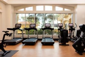Fitness centrum a/nebo fitness zařízení v ubytování Embassy Suites by Hilton Deerfield Beach Resort & Spa