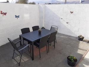 una mesa negra y sillas en un patio en Holiday in The Heart of Kerry, en Castlemaine