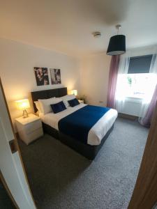 Un dormitorio con una cama grande y una ventana en Holiday in The Heart of Kerry en Castlemaine