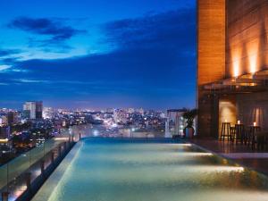 فندق ديس آرتس سايغون ماغاليري كوليكشن في مدينة هوشي منه: مسبح على سطح مبنى في الليل