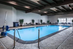 una gran piscina con agua azul en una habitación de hotel en West Des Moines Marriott, en West Des Moines