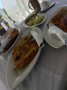 een tafel met drie borden eten erop bij Kassandra Beach Hotel in Nungwi