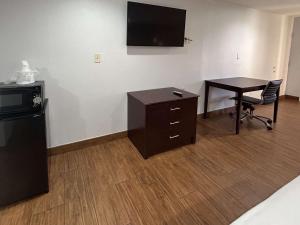 Motel 6 Denham Springs, LA TV 또는 엔터테인먼트 센터