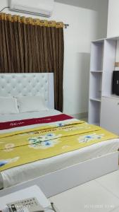 una camera con letto e scrivania con computer di Hotel living international ltd. a Dhaka