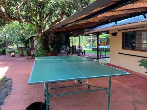 una mesa de ping pong frente a una casa en Anita Haus Casa de fin de semana en Garupá