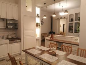 una cucina con tavolo e una sala da pranzo di Kúria apartman with private jacuzzi and pool a Budapest