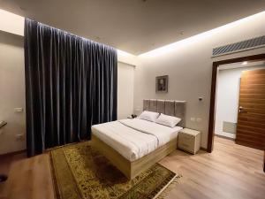 a bedroom with a bed and a large window at فيلا فندقية بالشيخ زايد in Sheikh Zayed
