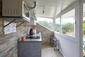 cocina con encimera y ventana en Sun House II - Near Sintra - Kitchen - Poll, en Mem Martins