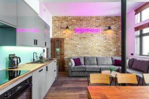 una cucina e un soggiorno con divano di Pierview Pad - Central Luxury Apartment on the Beach a Brighton & Hove