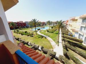 vista su un resort con piscina e palme di Porto Matroh New Chalets a Marsa Matruh