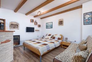 - une chambre avec un lit et une cheminée dans l'établissement Apartment in Porec - Istrien 46934, à Poreč