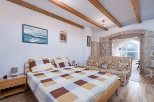 - une chambre avec un grand lit et un canapé dans l'établissement Apartment in Porec - Istrien 46934, à Poreč