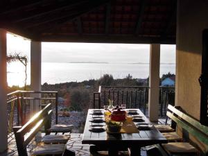 プリモシュテンにあるHoliday home in Primosten - Sibenik Riviera 43222の海の見えるポーチテーブル