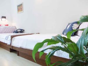 プリモシュテンにあるHoliday home in Primosten - Sibenik Riviera 43222のベッドルーム1室(ベッド1台、植物付)