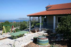 プリモシュテンにあるHoliday home in Primosten - Sibenik Riviera 43222の中庭のテニスコート付き家 +20枚の写真