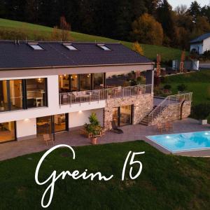 ein großes Haus mit Pool und den Worten grün in der Unterkunft Greim15 --- ganzes Ferienhaus mit Fernsicht, Pool, Wellness in Deutschlandsberg