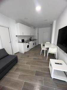 una sala de estar con un sofá y una mesa en Apartamentos BEACHYDAYS Metropolis C, en Torremolinos