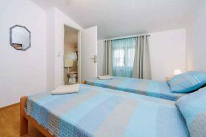 - une chambre avec 2 lits et une fenêtre dans l'établissement Apartments in Crikvenica 45899, à Crikvenica