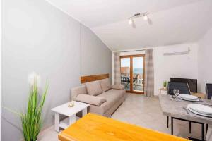 - un salon avec un canapé et une table dans l'établissement Apartments in Crikvenica 45899, à Crikvenica