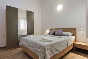 een slaapkamer met een groot bed en een spiegel bij Apartments in Medulin - Istrien 46722 in Medulin