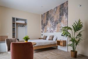 ein Schlafzimmer mit einem Bett, einem Tisch und einer Pflanze in der Unterkunft Pontenuovo Bed in Neapel