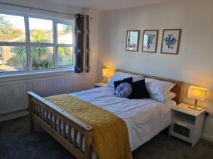 1 dormitorio con 1 cama, 2 lámparas y ventana en Minster Leas, en Sheerness