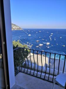 - Balcón con vistas al océano y a los barcos en Sorrento Holidays - Casa Marcella, en Positano