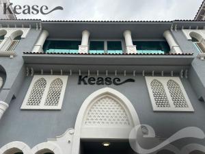 Un edificio con la parola pace scritta su un lato di esso di Kease Al-Mutamarat A-10 Timeless History GX66 a Riyad