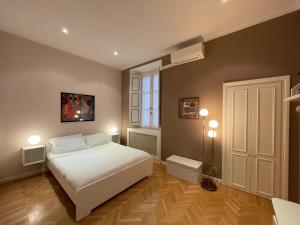 Un dormitorio con una cama blanca y una ventana. en Lilla’s Apartment, en Roma