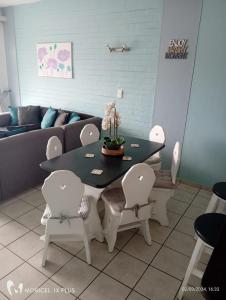 - une table et des chaises dans une chambre avec un canapé dans l'établissement Sea Breeze, à Margate