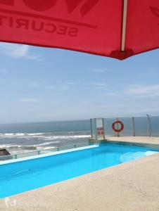 - une piscine avec l'océan en arrière-plan dans l'établissement Sea Breeze, à Margate