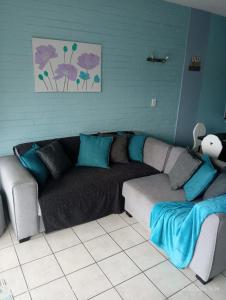 - un canapé dans un salon aux murs bleus dans l'établissement Sea Breeze, à Margate