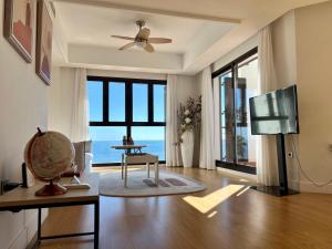 a living room with a ceiling fan and a television at Apartamento VISTA MAR in Casares