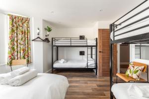 Divstāvu gulta vai divstāvu gultas numurā naktsmītnē Pierview Pad - Central Luxury Apartment on the Beach