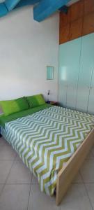 Cette chambre blanche comprend un grand lit. dans l'établissement Top Residence Beach, à Santa Maria