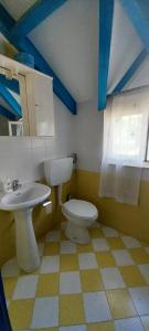 La salle de bains est pourvue de toilettes et d'un lavabo. dans l'établissement Top Residence Beach, à Santa Maria