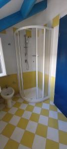 La salle de bains est pourvue d'une douche et de toilettes. dans l'établissement Top Residence Beach, à Santa Maria