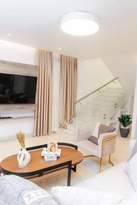 ein Wohnzimmer mit einem Tisch und einem Sofa in der Unterkunft Harmony villa in Tema