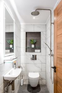 bagno bianco con lavandino e servizi igienici di Pierview Pad - Central Luxury Apartment on the Beach a Brighton & Hove