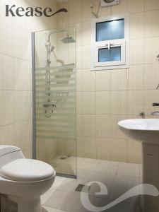 利雅德的住宿－Kease Al-Mutamarat A-8 Timeless History GZ29，带淋浴、卫生间和盥洗盆的浴室