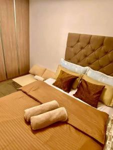 ein Bett mit zwei Handtüchern darüber in der Unterkunft Cozy Condo with Swimming Pool, WIFI & Netflix good for 4PAX in Davao City