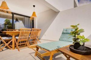 a living room with a table and chairs and a dining room at Puipana 1 dormitorio in Villaverde