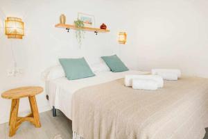 a bedroom with two beds and a wooden stool at Puipana 1 dormitorio in Villaverde