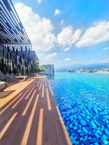 uma piscina com vista para a água em Ipoh City The Horizon Your Ultimate Relaxing Gateaway By Hh Suite em Ipoh
