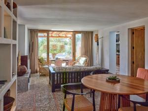 een woonkamer met een bank en een tafel bij Cozy three bedroom villa with Es Vedra views! in Cala Vadella