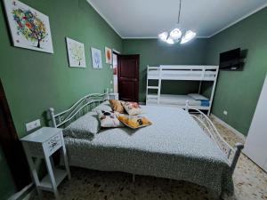 RoccamandolfiにあるB&B Vivilmateseのベッドルーム1室(ベッド2台、二段ベッド1組付)