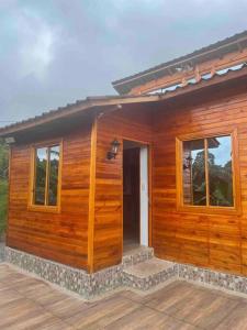 Casa de madera con puerta y 2 ventanas en Cabaña CAPRI Eje Cafetero, en Circasia