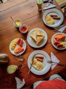 uma mesa de madeira com pratos de comida para o pequeno-almoço em Green Wild Yala - Luxury Camping & Free Safari Tour em Yala